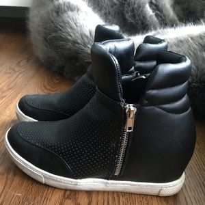 ✨Steve Madden black wedge sneakers✨